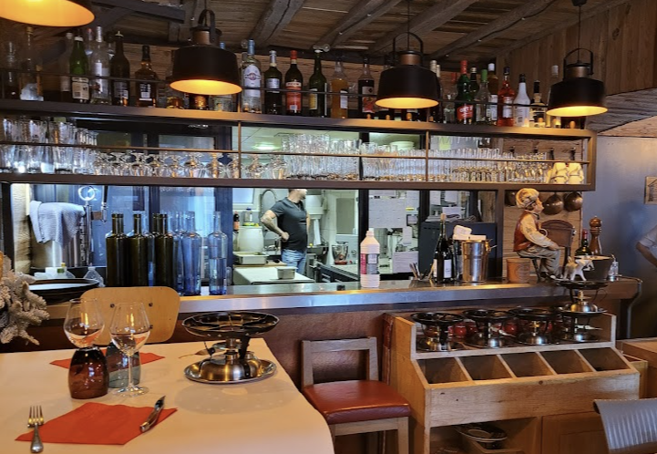 Salle et comptoir du restaurant